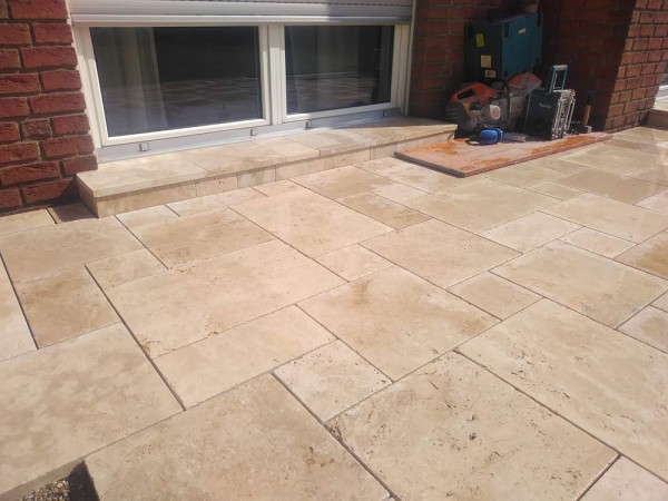 Eine Terasse mit gelbem Naturstein.